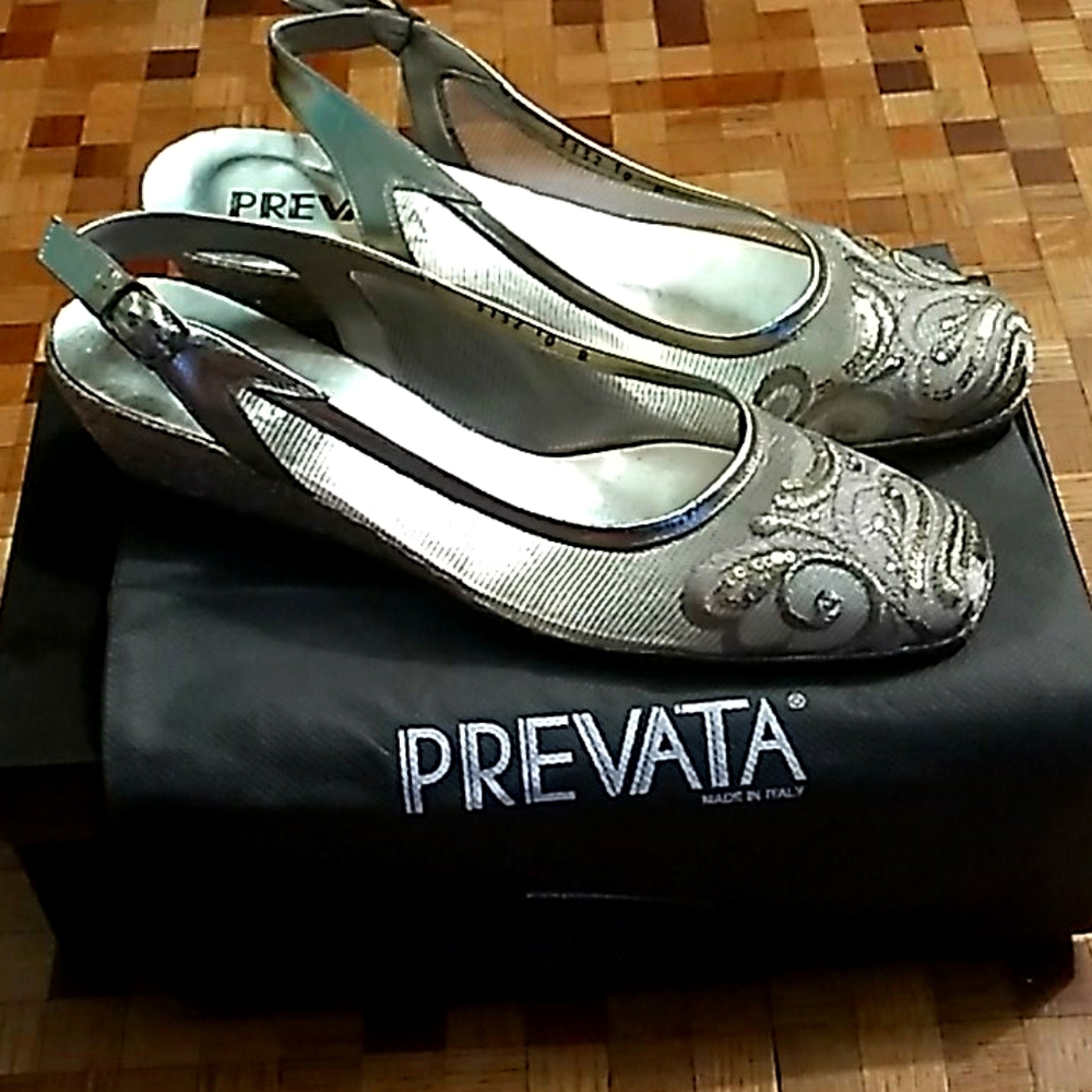 Shoes, gold, size ten women's